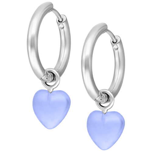 Silberne Creolen mit blauem Herzanhänger auf weißem Hintergrund