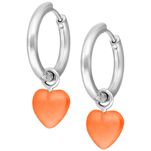Silberne Creolen mit orangefarbenem Herzanhänger auf weißem Hintergrund