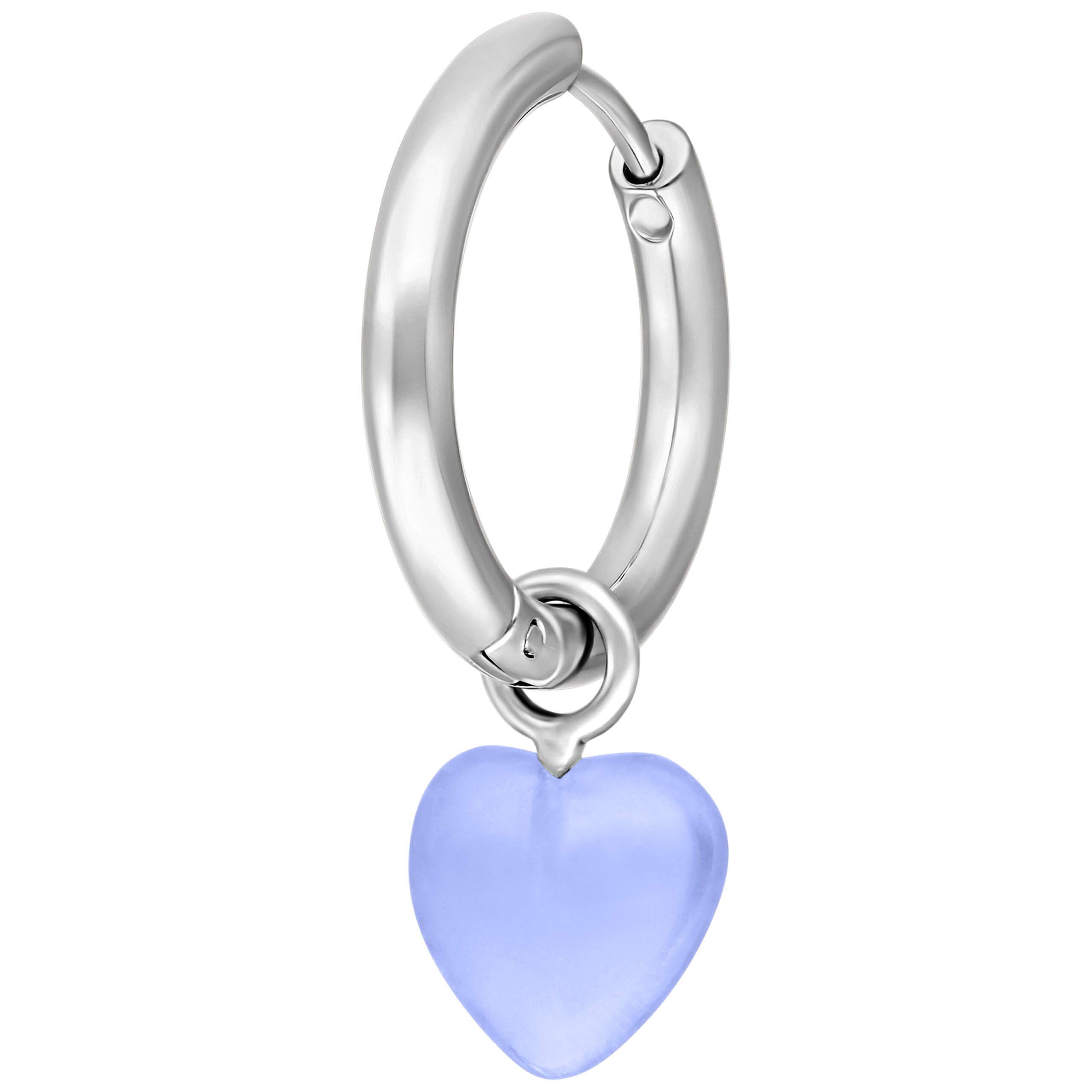 Silberne Creole mit blauem Herzanhänger auf weißem Hintergrund