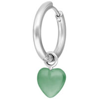 Silberne Creole mit grünem herzförmigen Anhänger auf weißem Hintergrund