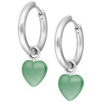 Silberne Ohrringe mit grünem Herzanhänger auf weißem Hintergrund