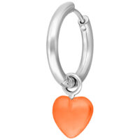 Silberner Ohrring aus Chirurgenstahl mit orangefarbenem Herzanhänger auf weißem Hintergrund