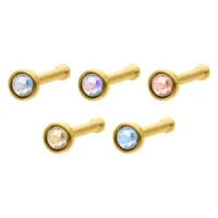 Fünf goldene Nasenstecker mit Kristallen in verschiedenen Farben auf weißem Hintergrund