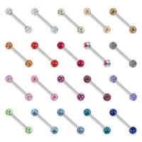 Bunte Titan Piercings mit Kristallen Mehrfarbige Titan Barbells mit Kristallkugeln auf weißem Hintergrund