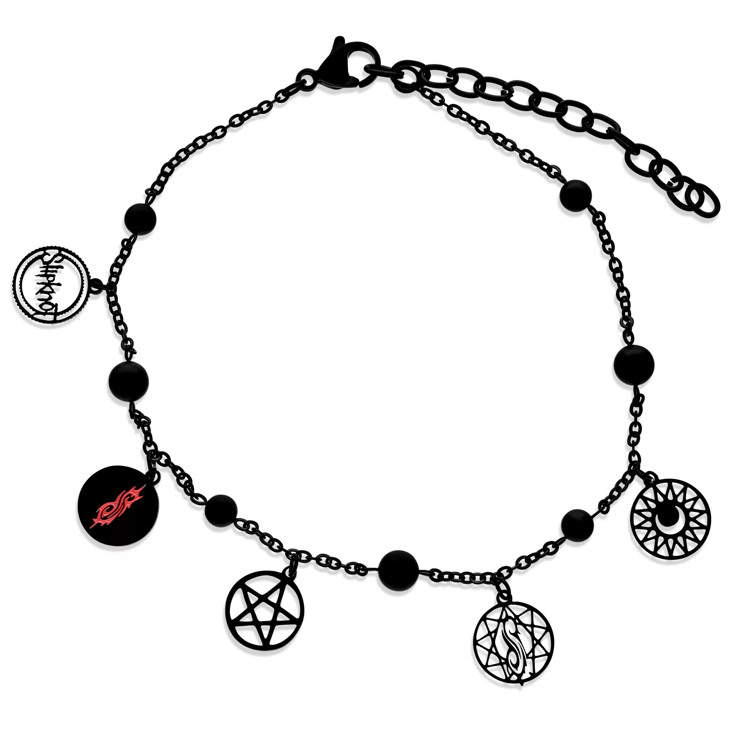 Schwarze Fußkette mit Slipknot-Anhängern auf weißem Hintergrund