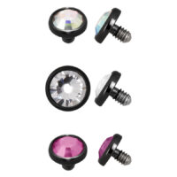 Schwarze Titanaufsätze mit klaren, Aurora Boreale und pinken Kristallen auf weißem Hintergrund