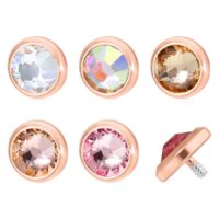 Sechs roségoldene Piercing Aufsätze mit klaren und bunten Kristallen auf weißem Hintergrund