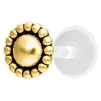 Goldenes Labret Push-Fit Piercing mit runder Verzierung auf weißem Hintergrund
