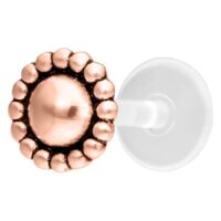 Roségoldenes Nub Labret Push-Fit Piercing auf weißem Hintergrund