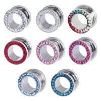 Silberner Tunnel mit kristallklaren, bunten Kristallen auf weißem Hintergrund