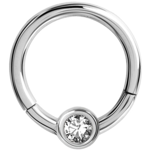 Silberner Piercing-Ring mit klarem Kristall auf weißem Hintergrund