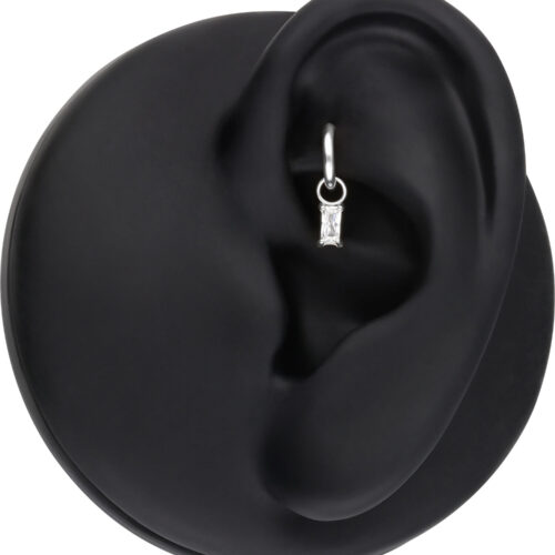 Silberner Kristall Baguette Anhänger in einem schwarzen Ohrmodell