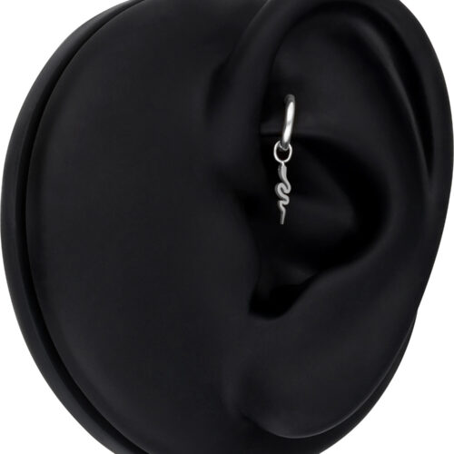 Schwarzes Ohrmodell mit silbernem Schlangenanhänger im Helix-Piercing