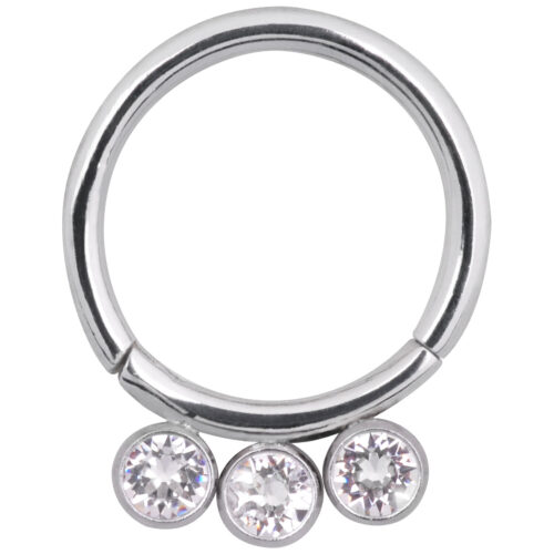 Silberner Piercing-Ring mit drei klaren Kristallen vor weißem Hintergrund