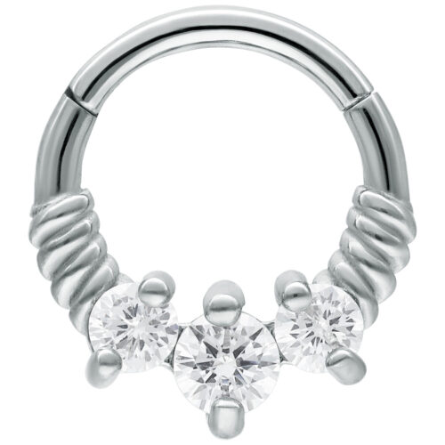 Silberner Septum Clicker mit drei klaren Kristallen auf weißem Hintergrund