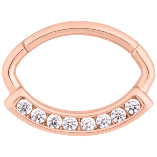 Roségoldener Piercing-Ring mit klaren Kristallen auf weißem Hintergrund