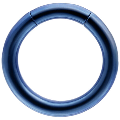 Dunkelblauer Segmentring aus Titan auf weißem Hintergrund